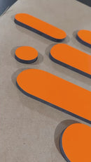 Logo em PVC expandido 10mm de espessura com face em adesivo vinil de alta qualidade várias cores